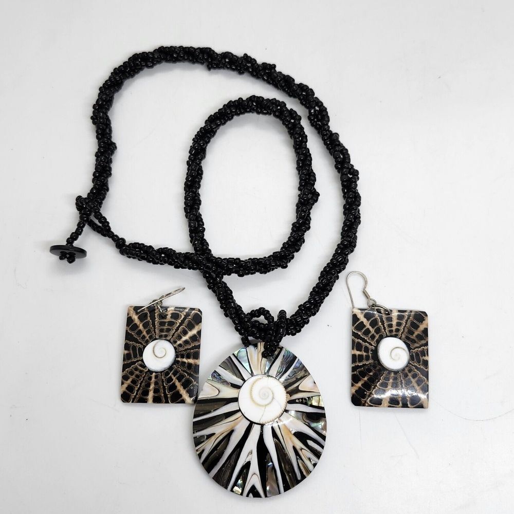 Shell Necklace‎ And Earrings Black Beaded